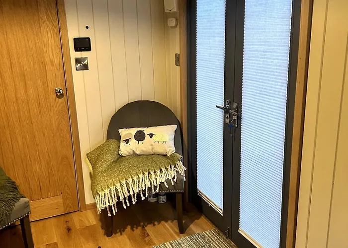 Shepherds Hut, Eco, Log Burner Hot Tub Ny Moors Chalet Hackness